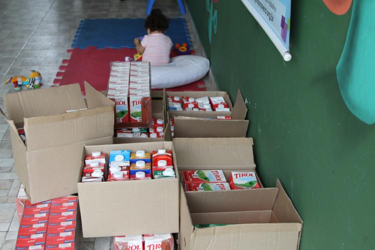 No aniversário da Celepar, empregados participam de ação com games e realidade virtual e doam caixas de leite para associação