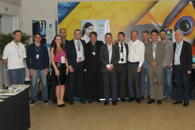 A governadora Cida Borghetti afirmou nesta quinta-feira (06), durante o Encontro Paranaense de Gestores Municipais, em Foz do Iguaçu, que entregará o comando do Estado com as contas em dia e R$ 5 bilhões em caixa. “Todos os compromissos que assumi têm recursos garantidos, sem usar nenhum centavo do orçamento de 2019”, destacou. Ao abrir o evento que reúne prefeitos, vice-prefeitos, secretários municipais e vereadores, a governadora ressaltou a austeridade com as contas públicas. “Deixo um governo pautado na