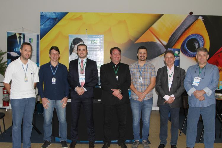 A governadora Cida Borghetti afirmou nesta quinta-feira (06), durante o Encontro Paranaense de Gestores Municipais, em Foz do Iguaçu, que entregará o comando do Estado com as contas em dia e R$ 5 bilhões em caixa. “Todos os compromissos que assumi têm recursos garantidos, sem usar nenhum centavo do orçamento de 2019”, destacou. Ao abrir o evento que reúne prefeitos, vice-prefeitos, secretários municipais e vereadores, a governadora ressaltou a austeridade com as contas públicas. “Deixo um governo pautado na