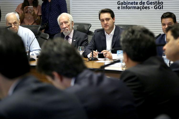 O governador Carlos Massa Ratinho Junior viaja neste sábado (23) para os Estados Unidos. A agenda inclui reuniões com startups de agronegócio e encontros com empresários do Vale do Silício. O objetivo é trazer soluções tecnológicas de Agrotech, do cultivo à logística de distribuição, que poderão ser aplicadas no Paraná.