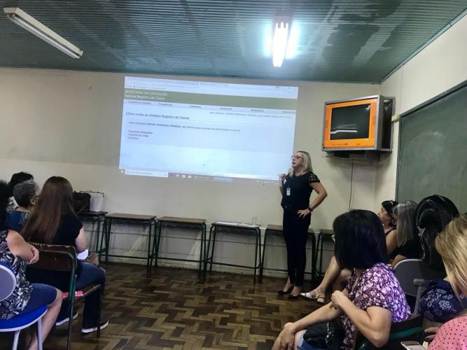 Em 2019 o Núcleo Regional de Educação de Apucarana passou a contar com 52 instituições escolares utilizando o Livro de Registro de Classe Online (LRCO), atingindo um percentual de 85%.