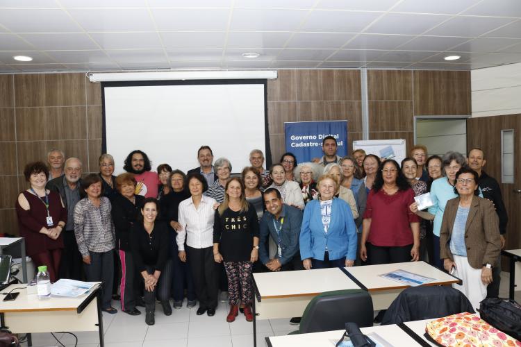 Nos dias 26, 27 e 28 de fevereiro, a Celepar promoveu no Palácio das Araucárias, em Curitiba, mais uma etapa da inclusão digital por meio do programa Curso de Smartphone para Idoso. Foram mais de 50 inscritos que aprenderam desde ferramentas básicas do celular até o uso das redes sociais, como Facebook e Instagram.