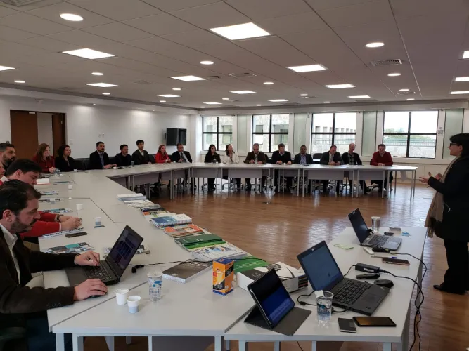 Diretoria e colaboradores da Celepar visitam Observatório Sistema FIEP