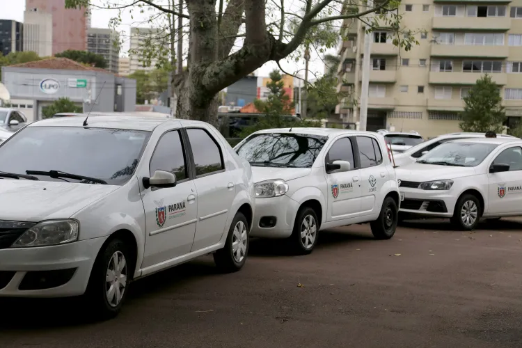 carros do governo do paraná estacionados
