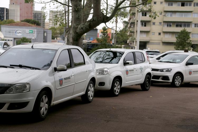 carros do governo do paraná estacionados