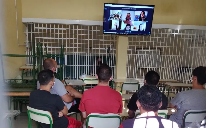 presos assistindo a oficina