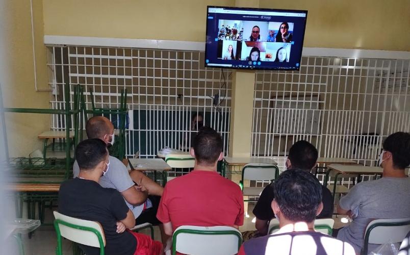 presos assistindo a oficina