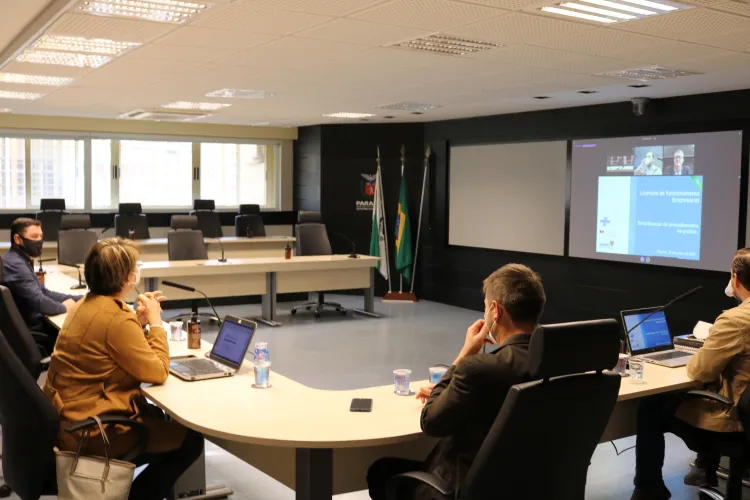 reunião do Descomplica Paraná