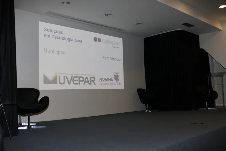 Vereadores de municípios paranaenses conhecem estrutura e soluções da Celepar
