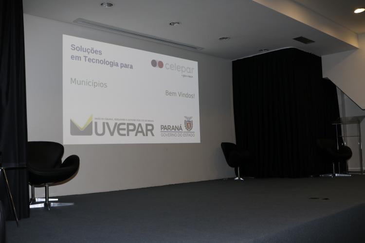 Vereadores de municípios paranaenses conhecem estrutura e soluções da Celepar