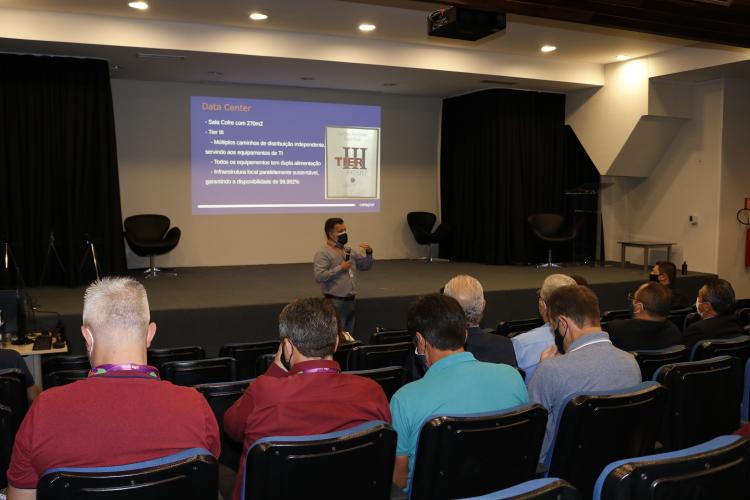 Vereadores de municípios paranaenses conhecem estrutura e soluções da Celepar