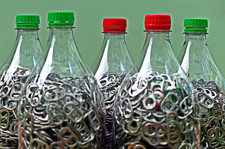 Garrafas pet com lacres de latinhas