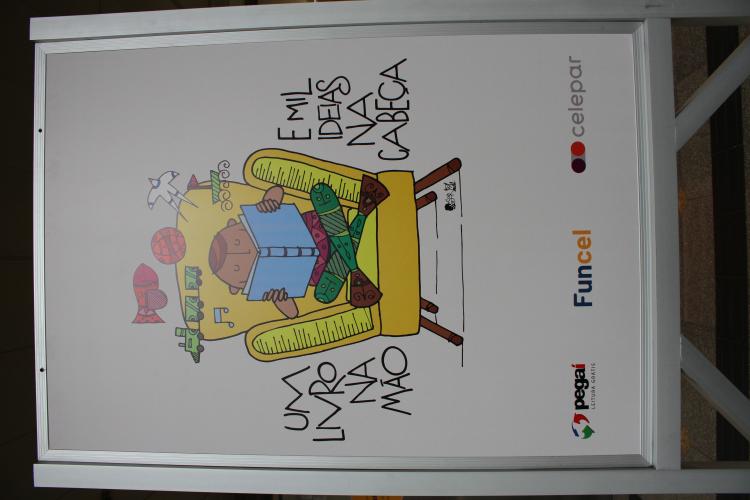 Celepar conecta novos leitores em ação solidária do dia do Livro