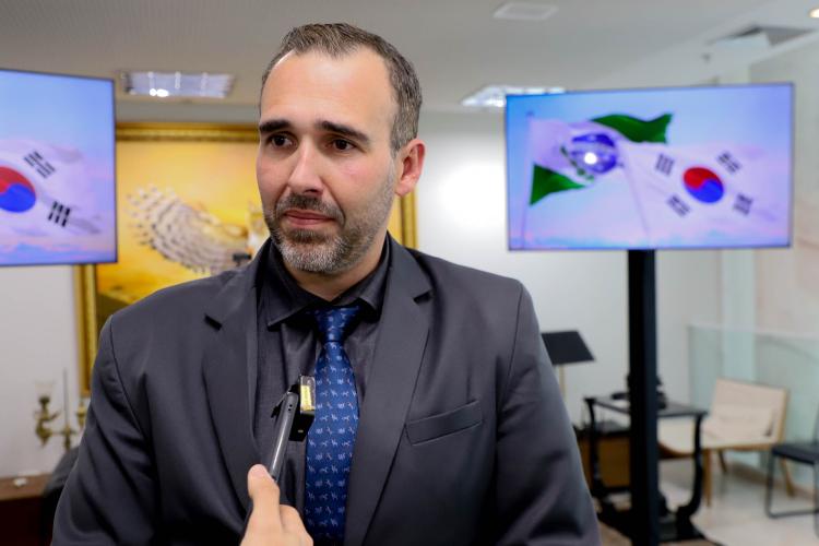 Paraná firma novo acordo para uso de tecnologia sul-coreana na educação pública