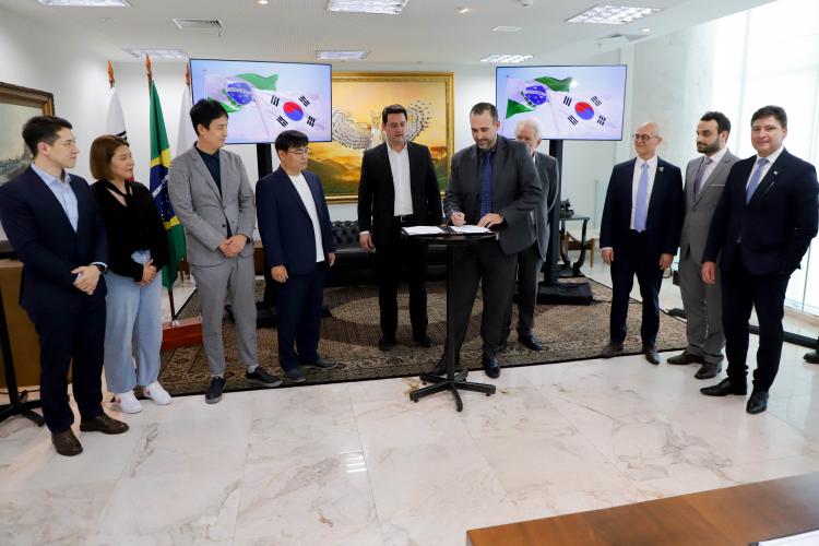 Paraná firma novo acordo para uso de tecnologia sul-coreana na educação pública