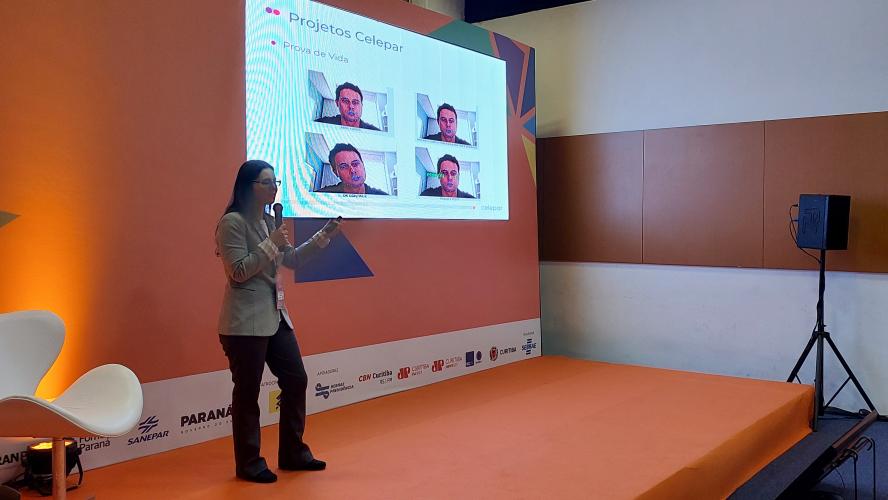 Elisa Terumi, analista de sistemas da Celepar, liderou a palestra “Inteligência artificial na administração pública” na última sexta-feira (15).