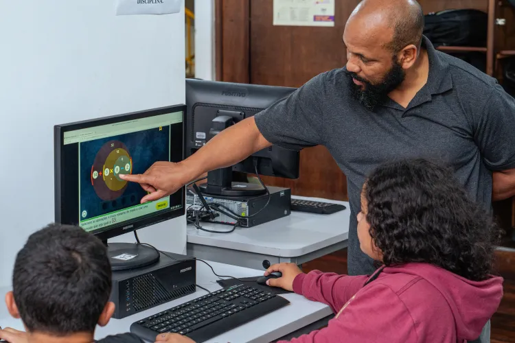Além das matrículas, a Celepar vai continuar apoiando a Educação neste ano letivo com chamada inteligente, aplicativo para os pais e Registro de Classe Online para os professores.