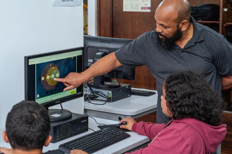 Além das matrículas, a Celepar vai continuar apoiando a Educação neste ano letivo com chamada inteligente, aplicativo para os pais e Registro de Classe Online para os professores.