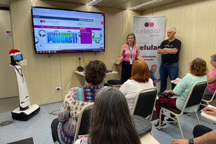 Celepar recebe a última turma de 2024 do curso de inclusão digital para idosos