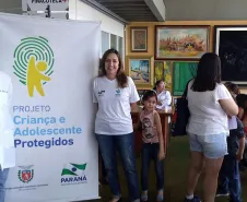 O Projeto Criança e Adolescente Protegidos já atendeu diversos municípios do Paraná, com ações também na feira de serviços Paraná Cidadão. Desta vez a ação aconteceu em Arapongas. No evento desta semana foram emitidas 755 carteiras de identidade e feitos 465 exames oftalmológicos, totalizando 1.220 mil atendimentos.Arapongas, 11/10/2017.Foto: Divulgação SEJU