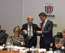Governador Beto Richa recebe do presidente da Celepar, Jacson Carvalho Leite, o selo internacional de certificação Tier III