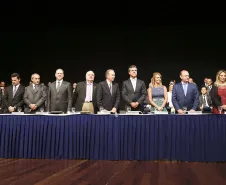 Governador Beto Richa e a Secretária da Família e Desenvolvimento Social, Fernanda Richa, participam da cerimo?nia de posse da nova diretoria da Associac?a?o Comercial do Parana? - Foto: Rogério Machado/SECS