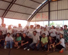 Entrega de certificados aos participantes do curso de acesso à internet e às redes sociais em Cascavel.