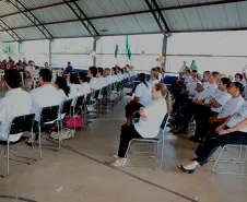 Entrega de certificados aos participantes do curso de acesso à internet e às redes sociais em Cascavel.