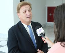O governador Beto Richa assina contratos com quatro empresas para construção de três cadeias públicas (de Campo Mourão, Guaíra e Piraquara), de dois Centros de Integração Social (Piraquara e Foz do Iguaçu I) e para a ampliação da Penitenciária Estadual de Ponta Grossa. Curitiba,23/01/2013
