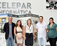 A equipe da Celepar: Gilmar Tesserolli, Marcia Vojciechowski, Debora Ruedell, Cristiano Alcantara e Leticia Reveline, da Secretária da Família e Desenvolvimento Social