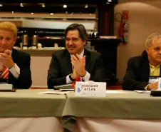 A partir da esq. o presidente da Celepar e presidente do Conselho Fiscal, Jacson Carvalho Leite, o presidente do Conselho de Associadas, Joaquim José Fernandes da Costa Junior (ATI/PE) e o vice-presidente executivo, Nelson Oliveira Menezes Filho (Itec/AL)