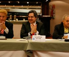 A partir da esq. o presidente da Celepar e presidente do Conselho Fiscal, Jacson Carvalho Leite, o presidente do Conselho de Associadas, Joaquim José Fernandes da Costa Junior (ATI/PE) e o vice-presidente executivo, Nelson Oliveira Menezes Filho (Itec/AL)