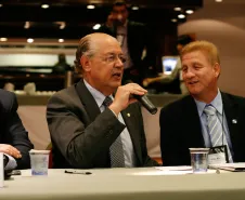 A esq. o secretário da Fazenda Luiz Carlos Hauly ao seu lado o diretor-presidente da Celepar, Jacson Carvalho Leite e presidente da diretoria do Conselho Fiscal da Associação Brasileira de Entidades Estaduais de Tecnologia da Informação e Comunicação (Abep)