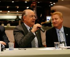 A esq. o secretário da Fazenda Luiz Carlos Hauly ao seu lado o diretor-presidente da Celepar, Jacson Carvalho Leite e presidente da diretoria do Conselho Fiscal da Associação Brasileira de Entidades Estaduais de Tecnologia da Informação e Comunicação (Abep)