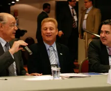 A esq. o secretário da Fazenda Luiz Carlos Hauly ao seu lado o diretor-presidente da Celepar, Jacson Carvalho Leite e presidente da diretoria do Conselho Fiscal da Associação Brasileira de Entidades Estaduais de Tecnologia da Informação e Comunicação (Abep) e o presidente do Conselho de Associadas, Joaquim José Fernandes da Costa Junior