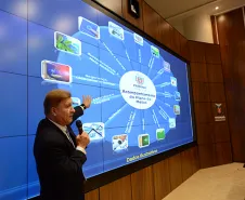 Servidores do Estado participam de palestra do pesquisador alemão Dr. Jörn Von Lucke, que aborda o tema de gestão aberta da administração. Na foto, Jacson Carvalho Leite, presidente da Celepar, durante palestra.