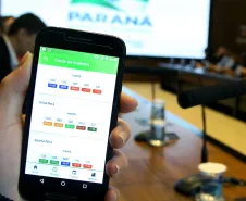 O governador Beto Richa lançou nesta sexta-feira (11), dia do Estudante, um aplicativo que permitirá aos alunos da rede estadual de ensino obterem informações sobre as atividades escolares por celular. A secretária de Estado da Educação, professora Ana Seres, e o presidente da Celepar, Jacson Leite, participam do lançamento. Curitiba,11/08/2017 Foto:Jaelson Lucas / ANPr