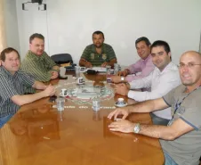 Os veradores Wanderley Amâncio de Moraes (Wandinho) e Edilson da Luz receberam a equipe da Celepar na Câmara Municipal de Jacarezinho