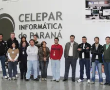 Cipeiros da Celepar que participaram do treinamento: Cleverson Luiz Natal, Jefferson Carlos Martins, Jean Marcel Vosch, Juliana Maria Propst Trindade e Rodrigo Portantiolo Wagner. Na frente: Nadir Fernandes da Silva, Roseli de Fátima dos Santos, Alexandre Zago, Carmem Lucia Dugonski, Fabiano da Silva Santos, Marcelo Henrique Dias Abreu, o instrutor Alisson Rodrigo de Oliveira, Sérgio Luis dos Santos Oliveira, Glauco Schmidt e Bruno Cavalcanti Simões