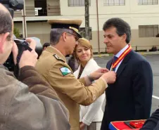 O Governador do Paraná, Beto Richa e a Secretaria da Família e Desenvolvimento Social, Fernanda Bernardi Vieira Richa, recebe a medalha cel. Joaquim Antonio Moraes Sarmento, na cerimônia no quartel do Comando Geral, em Curitiba - Data: 16/05/2011