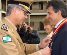 O Governador do Paraná, Beto Richa e a Secretaria da Família e Desenvolvimento Social, Fernanda Bernardi Vieira Richa, recebe a medalha cel. Joaquim Antonio Moraes Sarmento, na cerimônia no quartel do Comando Geral, em Curitiba - Data: 16/05/2011