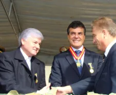 Presidente da Assembléia Legislativa, Valdir Rossoni, governador Beto Richa e o presidente da Celepar, Jacson Carvalho Leite na cerimônia no quartel do Comando Geral, em Curitiba - Data: 16/05/2011