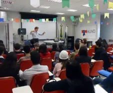 O presidente Jacson Carvalho Leite relata sua experiência profissional aos estudantes matriculados no Programa Bom Aluno. O Workshop foi realizado na Rua Manoel Ribas, 1800, Mercês