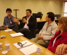 Empregados da Celepar mostraram o sistema para o secretário de Recursos Humanos de Belo Horizonte, Gleison Souza e a gerente de projetos especiais da Secretaria de Recursos Humanos, Daniele Alvarenga