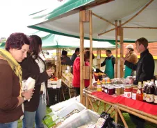 Pães, bolos, biscoitos, cereais, geleias, conservas, vinagres e sucos são os alimentos que compõem a banca de Gabriel Konzen