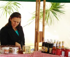 Pães, bolos, biscoitos, cereais, geleias, conservas, vinagres e sucos são os alimentos que compõem a banca de Gabriel Konzen