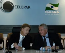 Apresentação do trabalho integrado do governo do estado entre as secretárias, prefeituras e empresas afins. Sala de referência estratégica trabalho de integração de TI da CELEPAR.