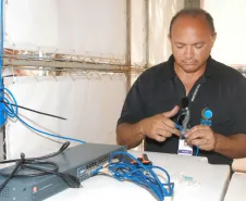 O técnico da Celepar, Silvio Gil de Luna prepara os cabos de rede para instalar os computadores do Paraná em Ação