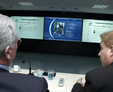 Apresentação do trabalho integrado do governo do estado entre as secretárias, prefeituras e empresas afins. Sala de referência estratégica trabalho de integração de TI da CELEPAR