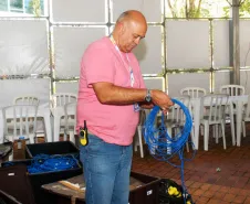 O técnico da Celepar, Alzemar Venâncio prepara os cabos de rede para ligar os computadores do Paraná em Ação